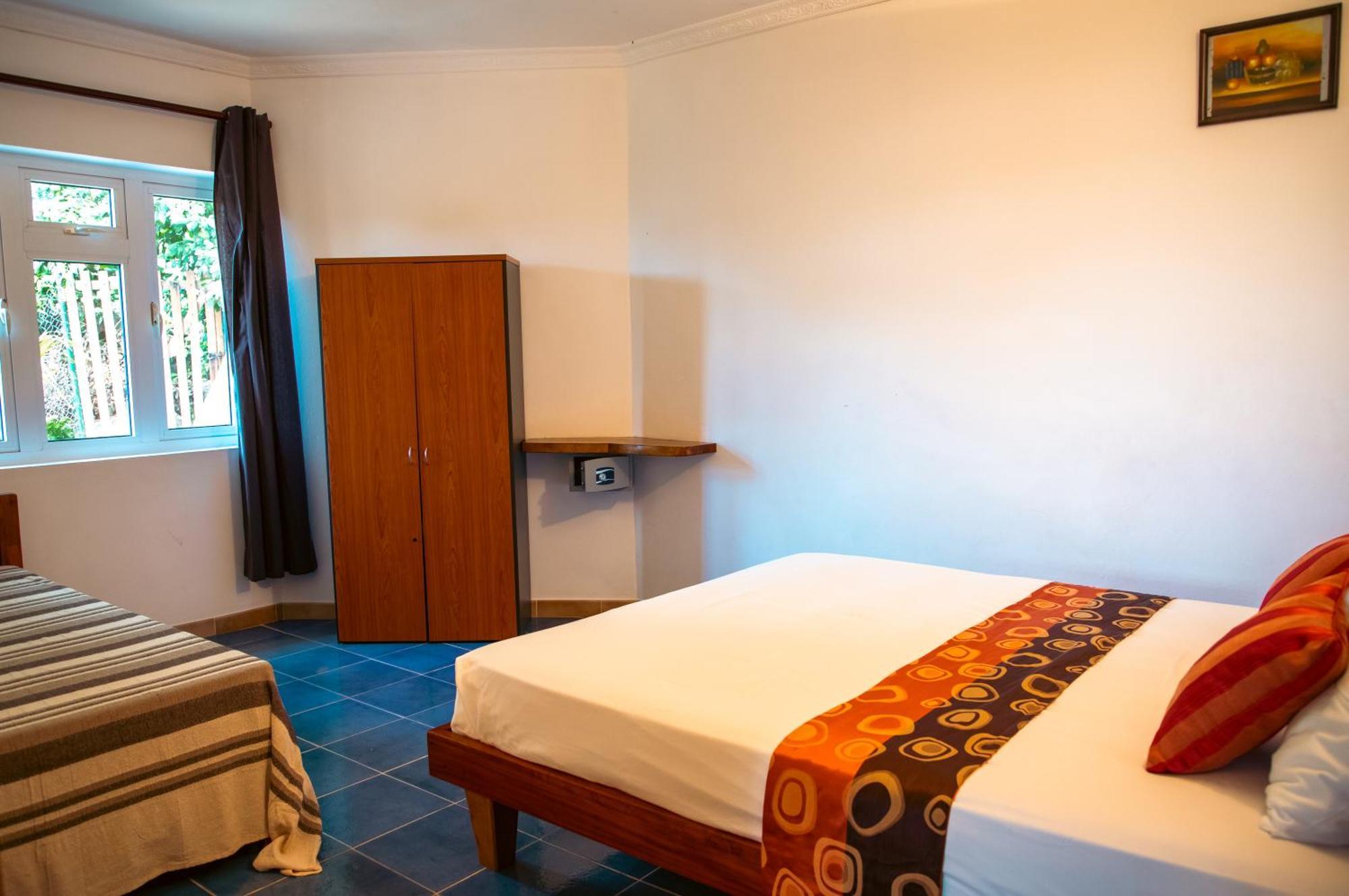 Cavern Apartments Baie Sainte Anne Luaran gambar
