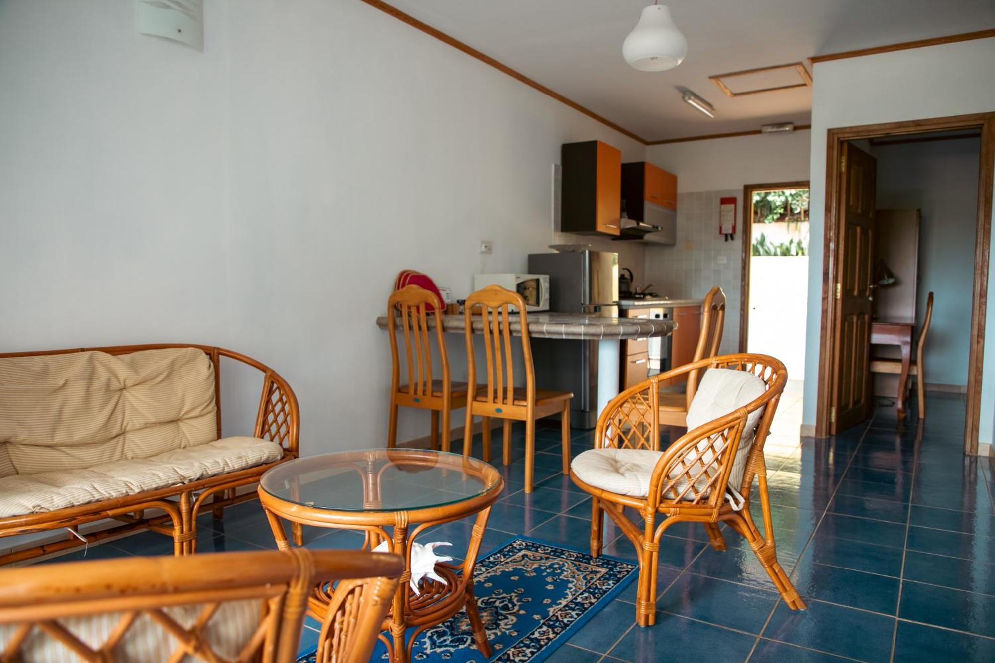Cavern Apartments Baie Sainte Anne Luaran gambar
