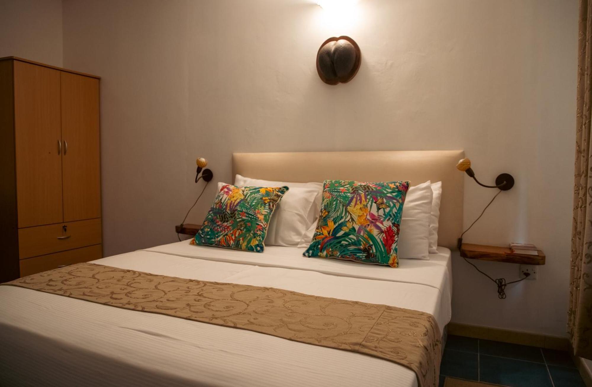 Cavern Apartments Baie Sainte Anne Luaran gambar