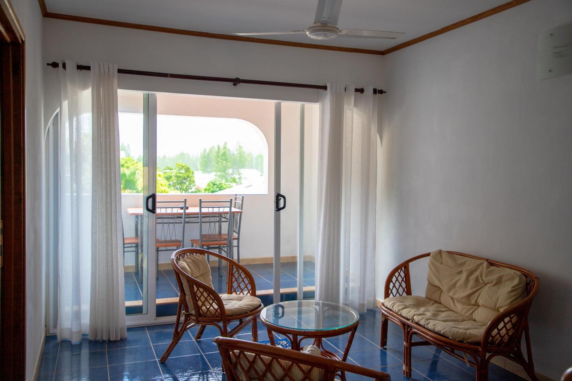 Cavern Apartments Baie Sainte Anne Luaran gambar