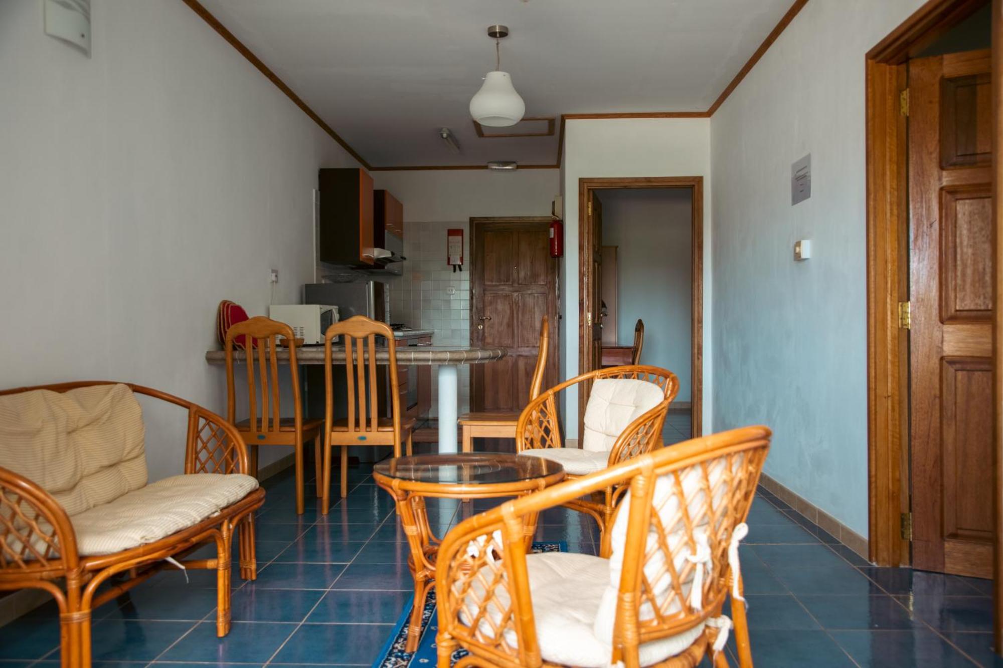 Cavern Apartments Baie Sainte Anne Luaran gambar