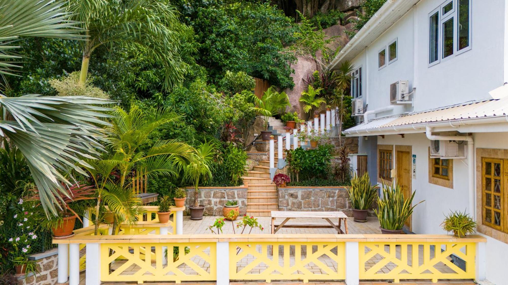 Cavern Apartments Baie Sainte Anne Luaran gambar