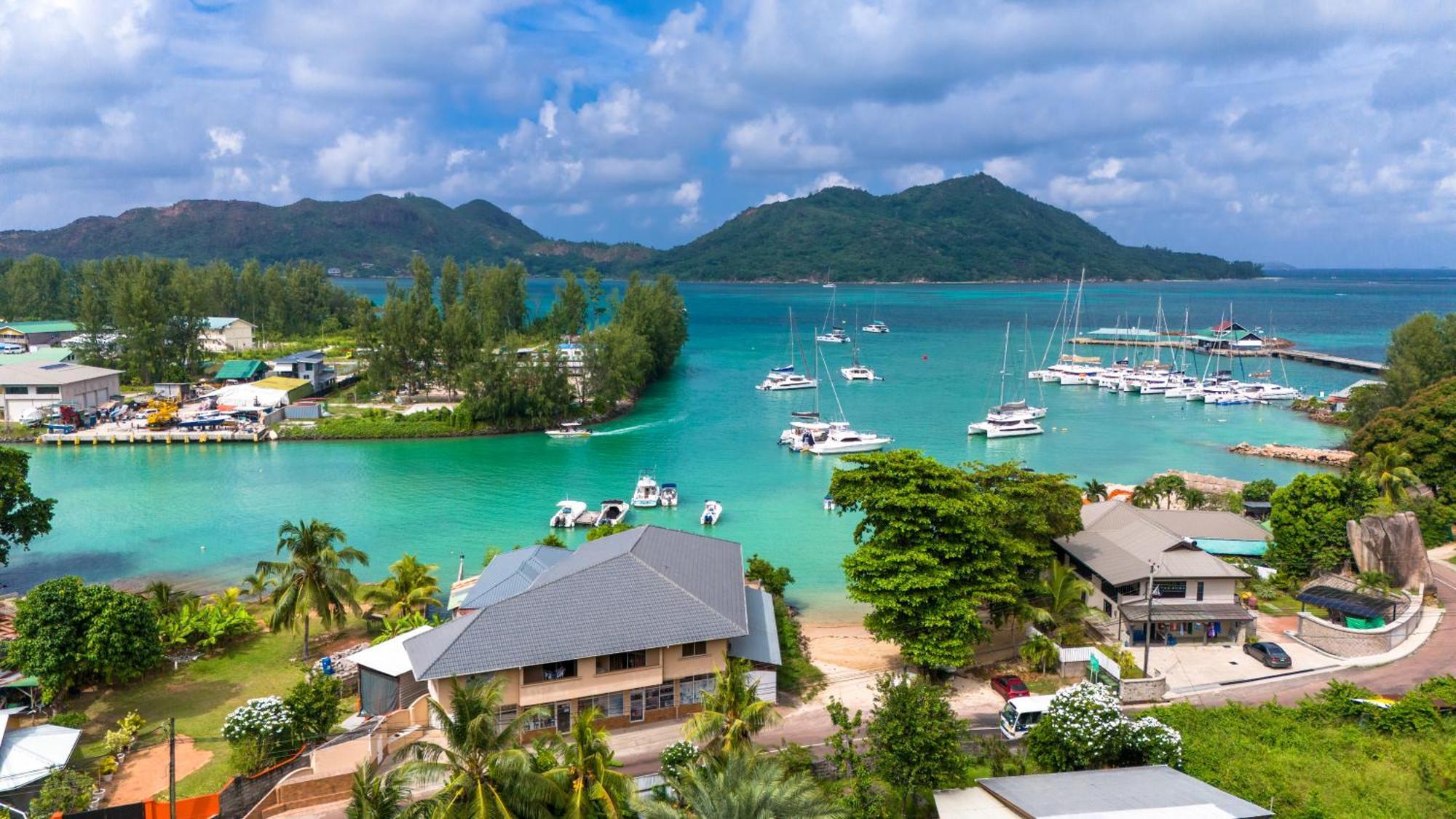 Cavern Apartments Baie Sainte Anne Luaran gambar