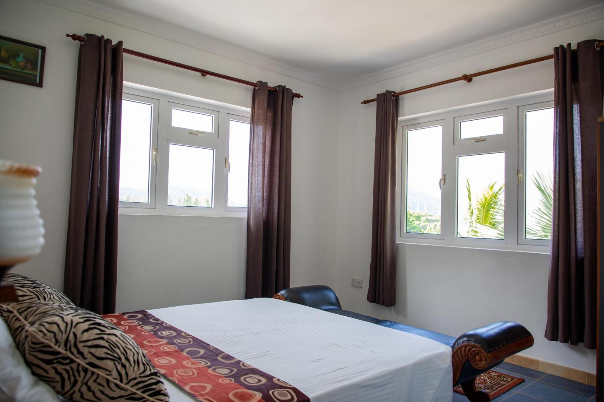 Cavern Apartments Baie Sainte Anne Luaran gambar