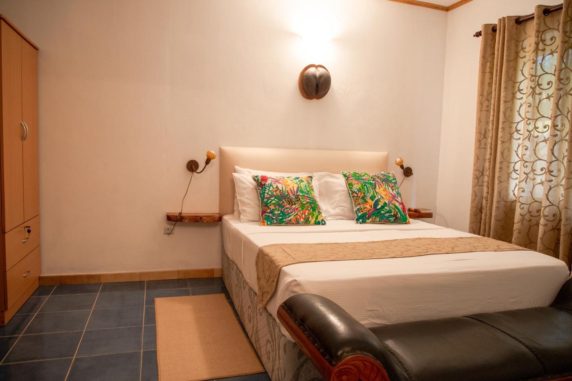 Cavern Apartments Baie Sainte Anne Luaran gambar