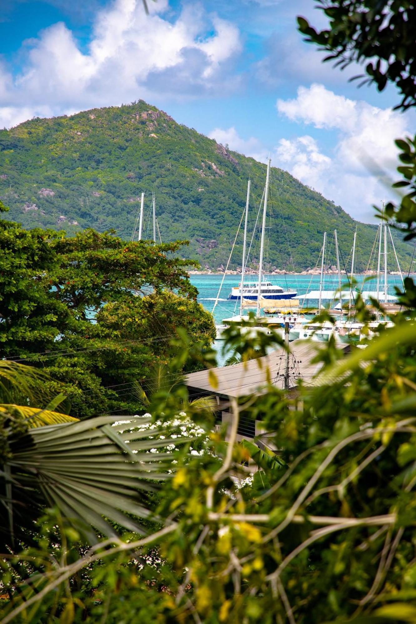 Cavern Apartments Baie Sainte Anne Luaran gambar