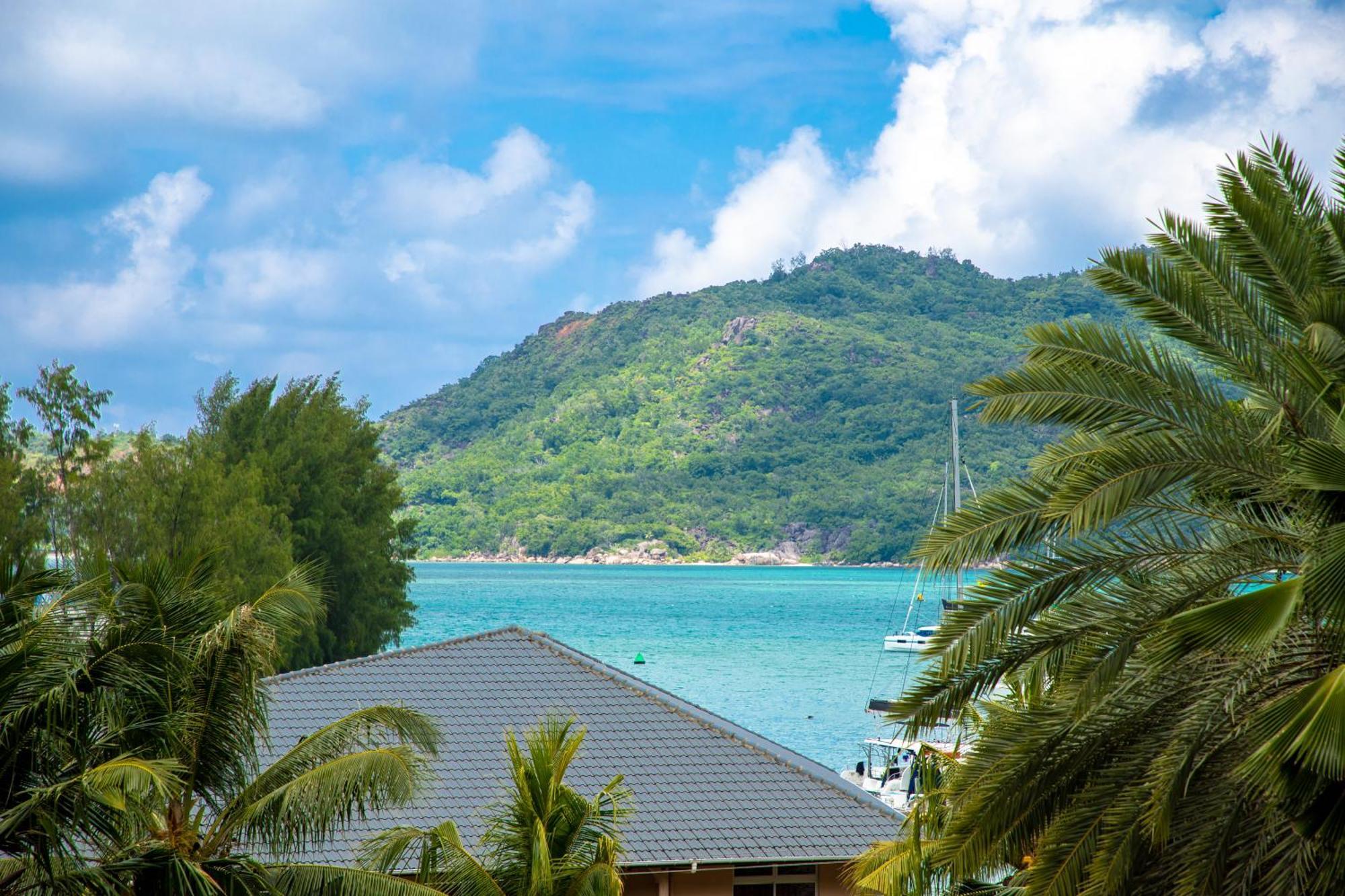 Cavern Apartments Baie Sainte Anne Luaran gambar