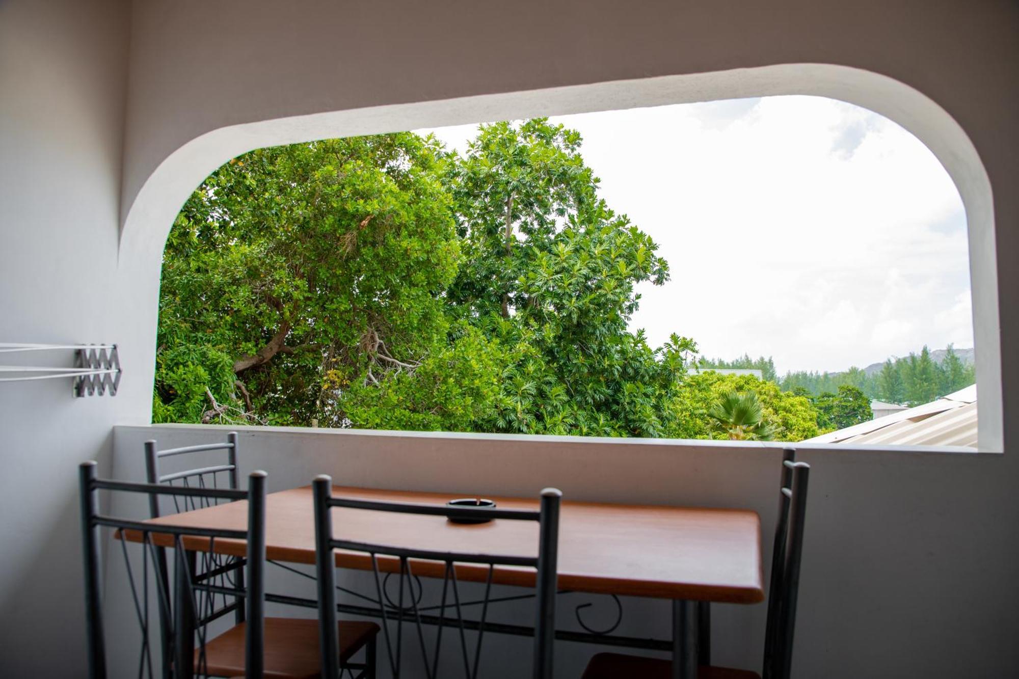 Cavern Apartments Baie Sainte Anne Luaran gambar