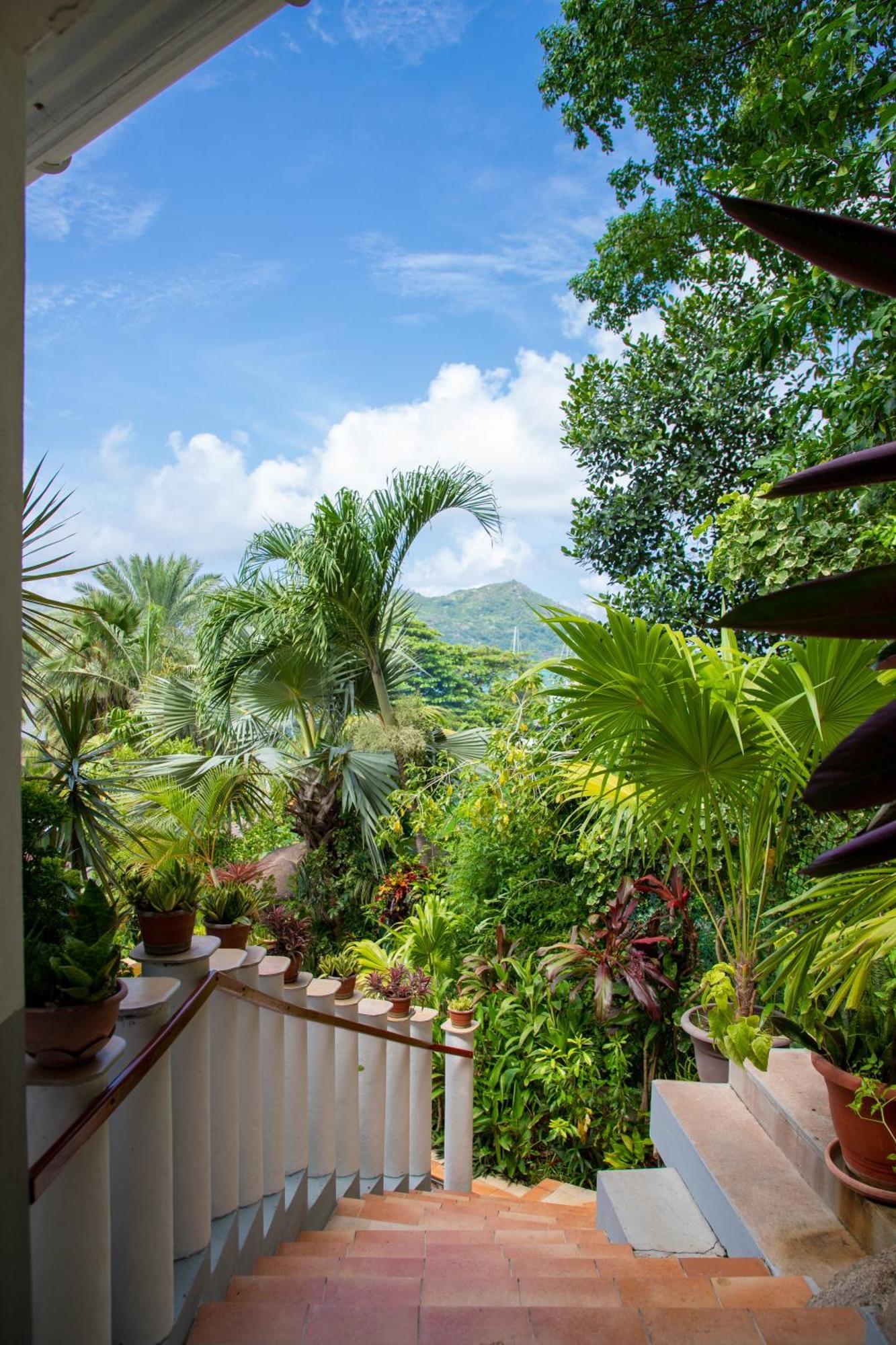 Cavern Apartments Baie Sainte Anne Luaran gambar