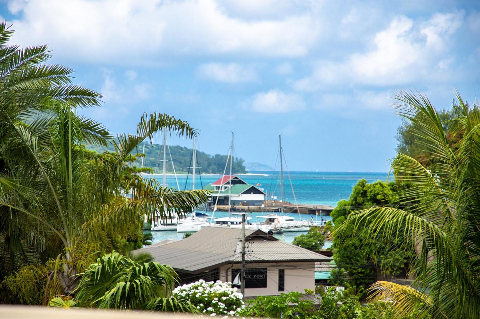 Cavern Apartments Baie Sainte Anne Luaran gambar