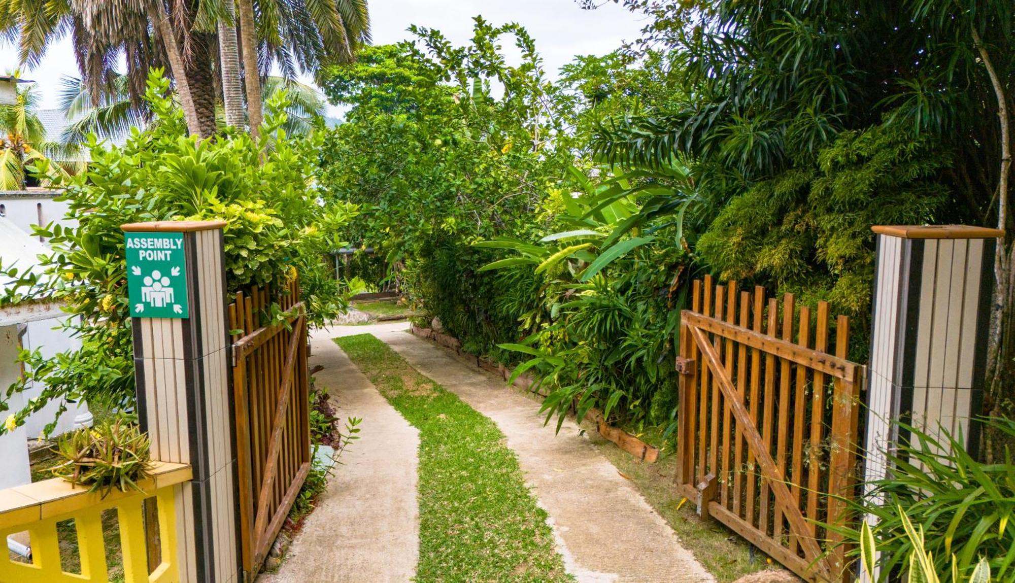Cavern Apartments Baie Sainte Anne Luaran gambar