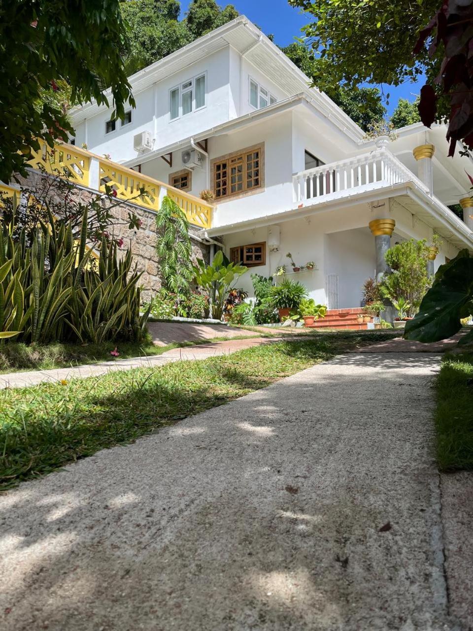 Cavern Apartments Baie Sainte Anne Luaran gambar