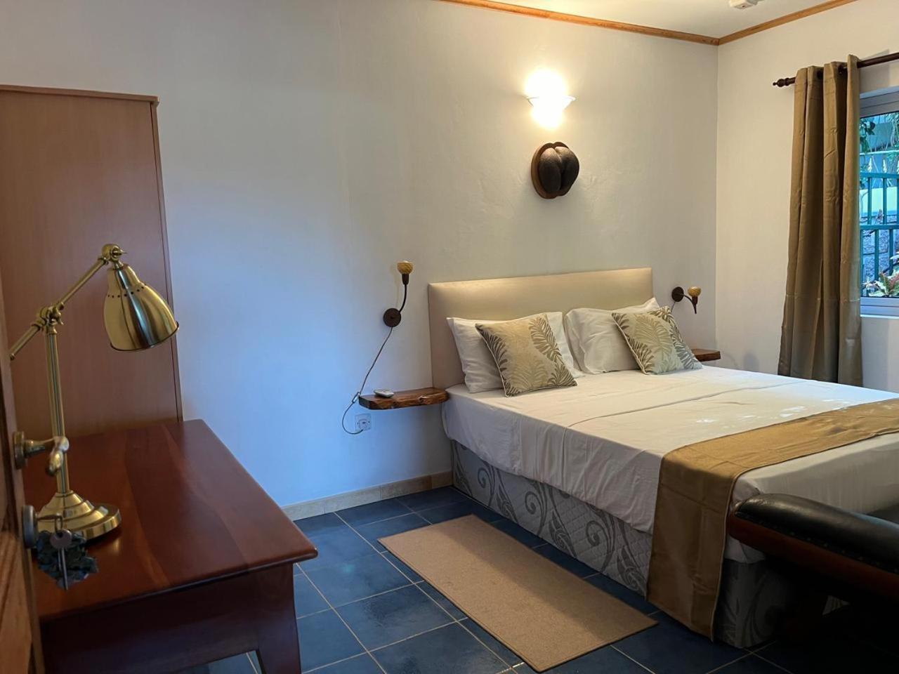 Cavern Apartments Baie Sainte Anne Luaran gambar