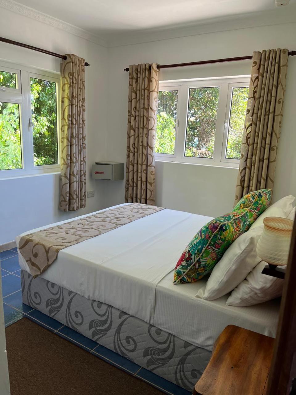 Cavern Apartments Baie Sainte Anne Luaran gambar