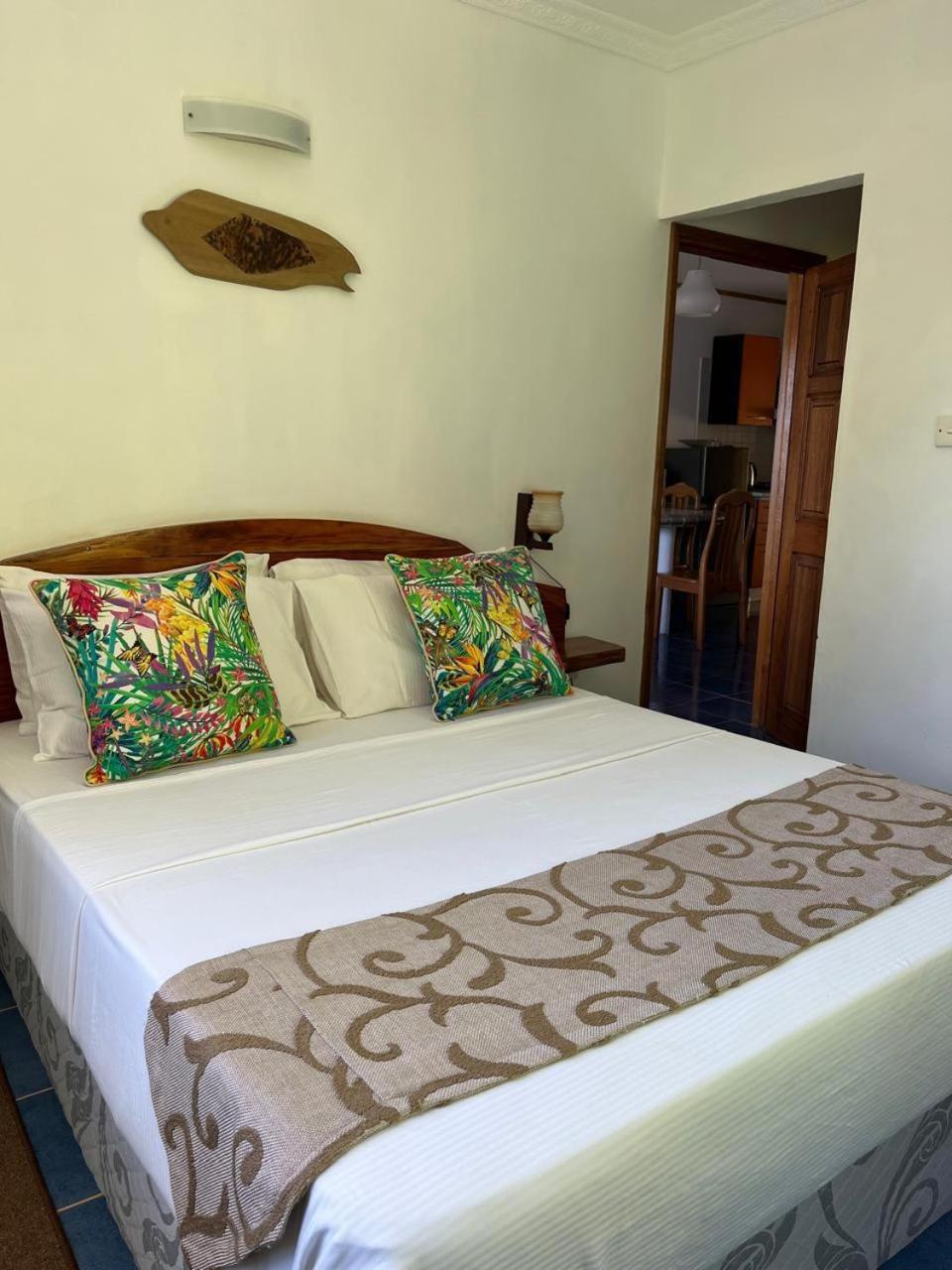 Cavern Apartments Baie Sainte Anne Luaran gambar