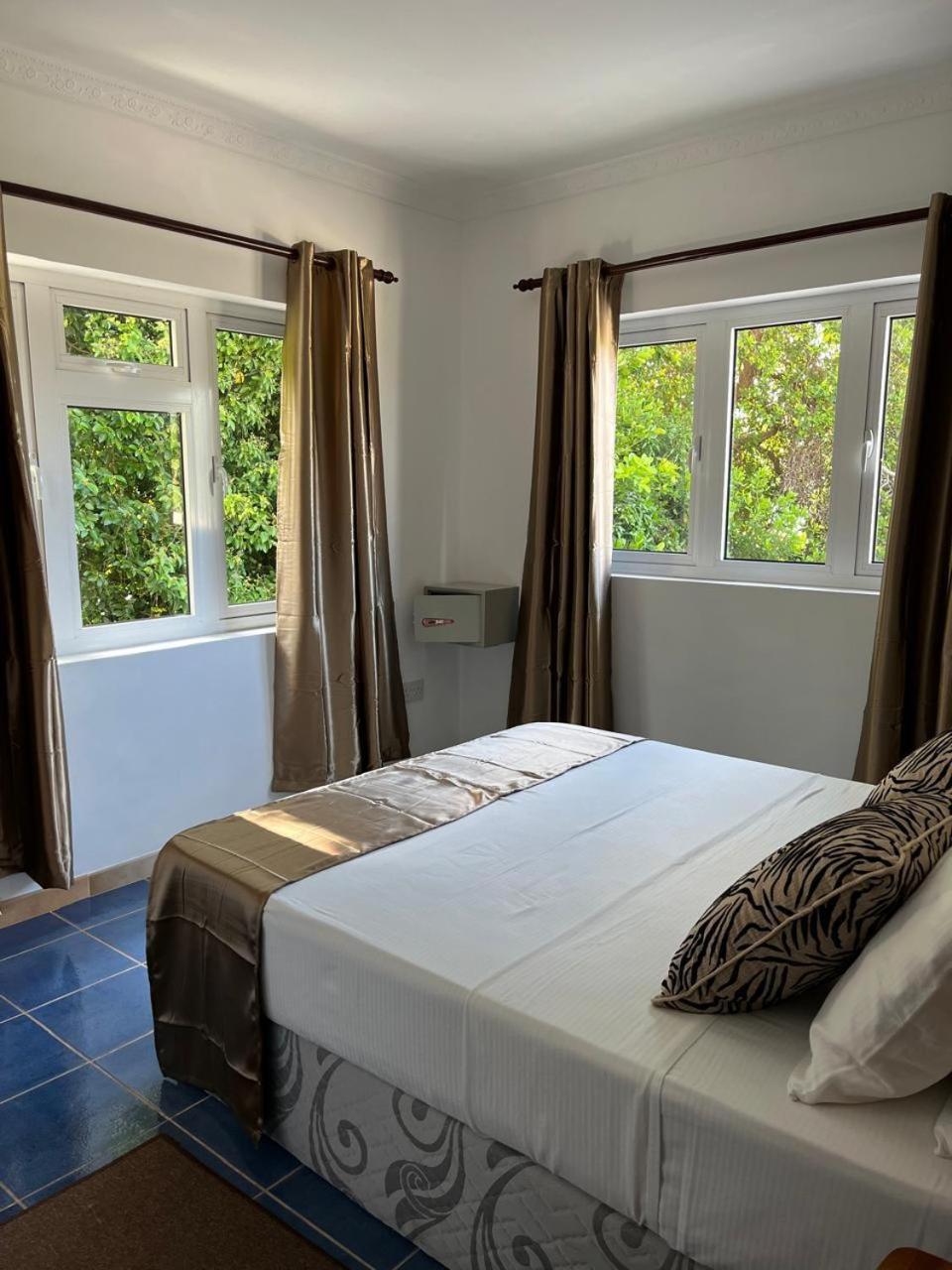 Cavern Apartments Baie Sainte Anne Luaran gambar