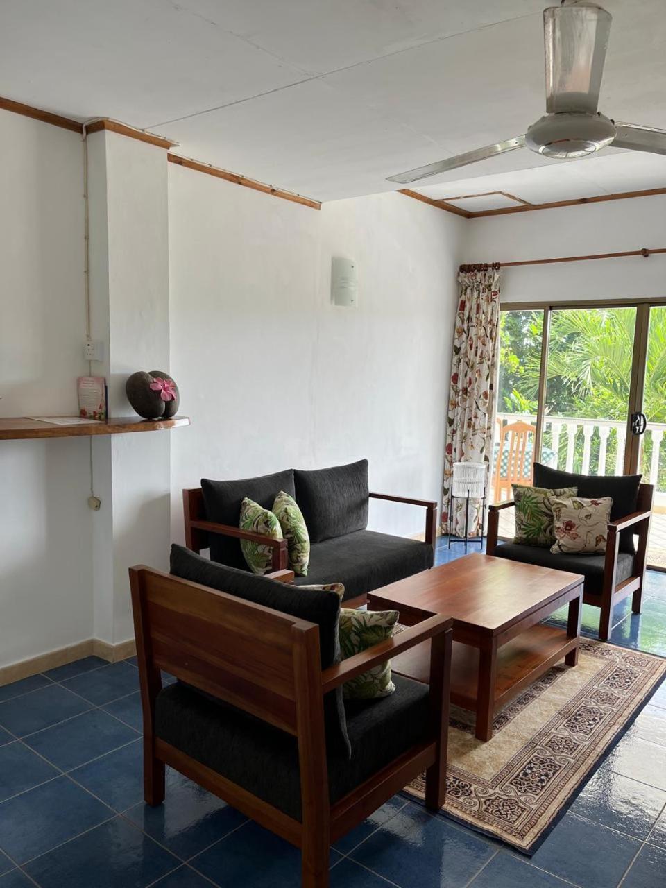 Cavern Apartments Baie Sainte Anne Luaran gambar