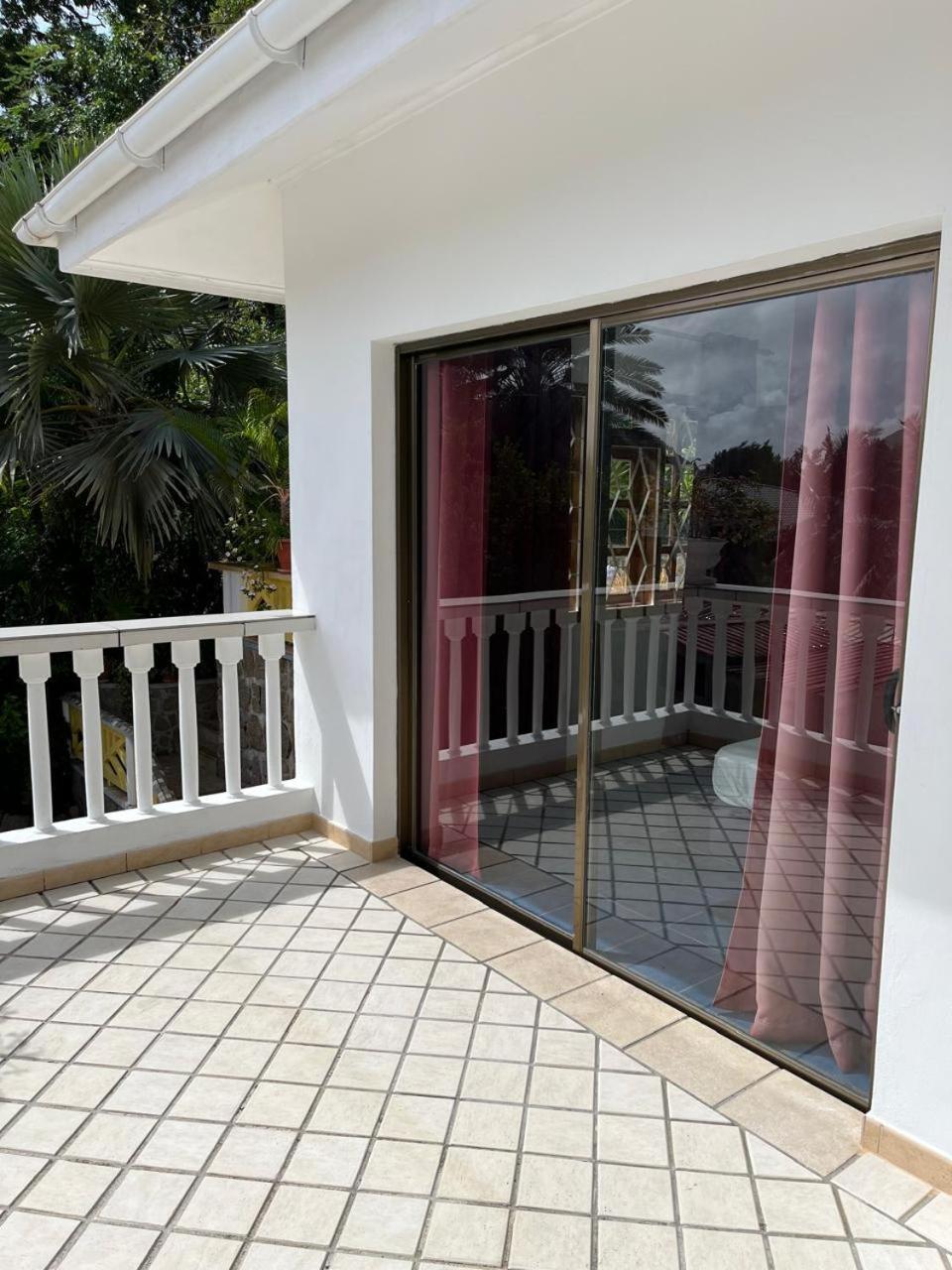 Cavern Apartments Baie Sainte Anne Luaran gambar