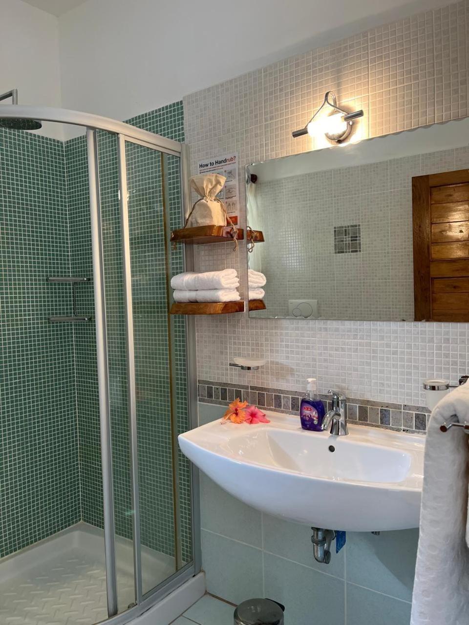 Cavern Apartments Baie Sainte Anne Luaran gambar