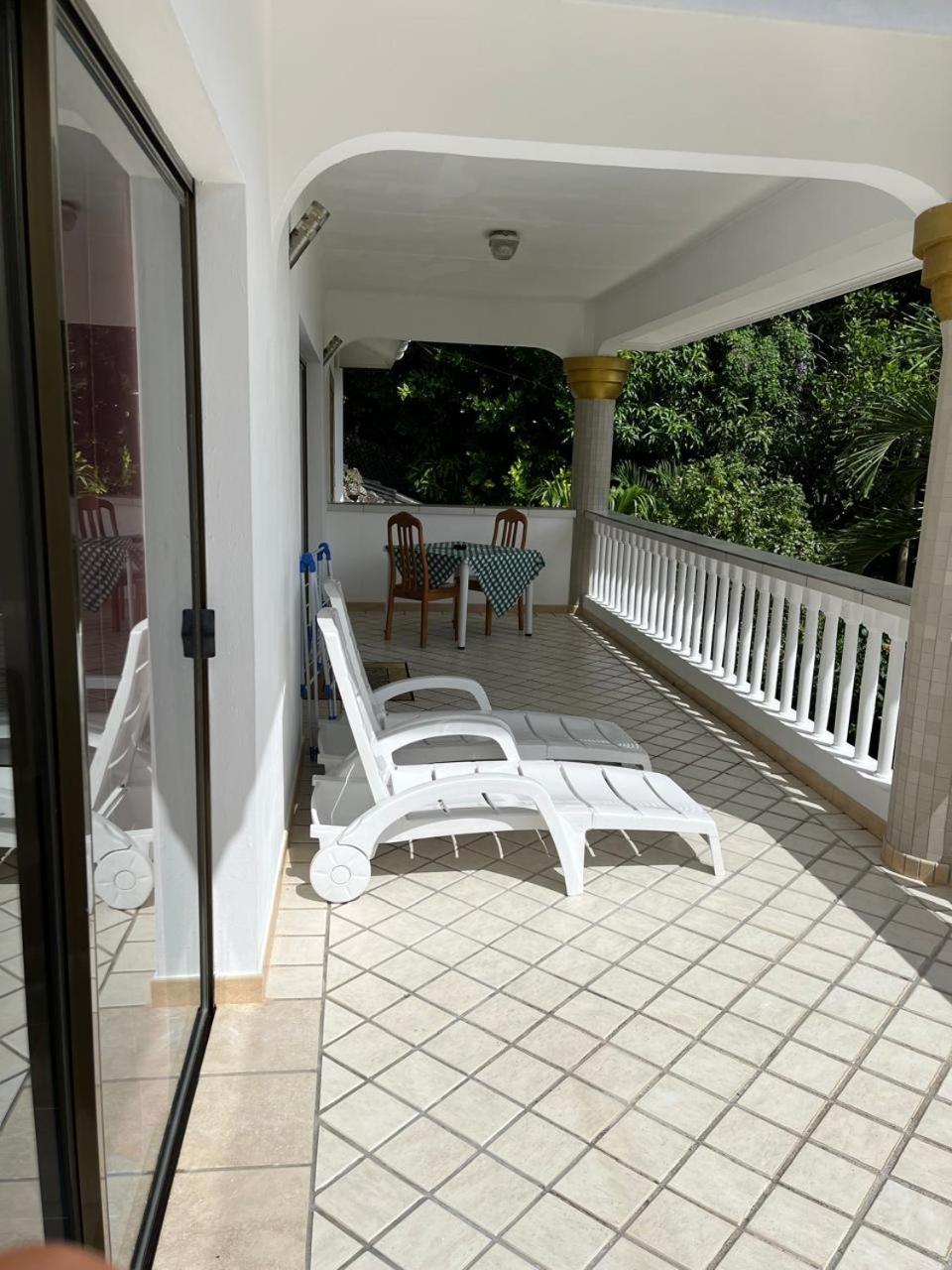 Cavern Apartments Baie Sainte Anne Luaran gambar