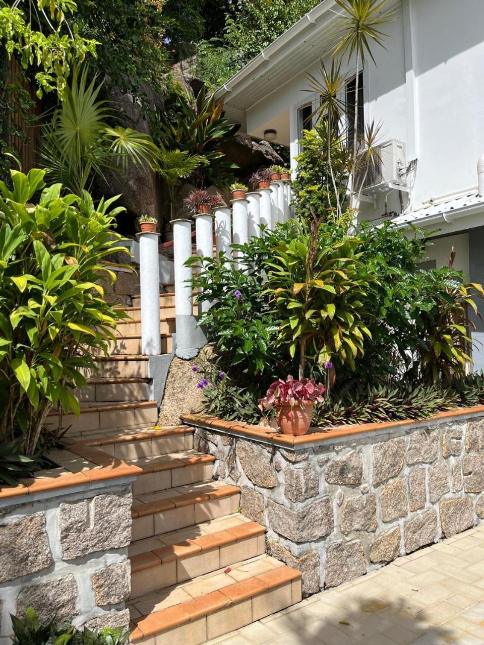 Cavern Apartments Baie Sainte Anne Luaran gambar
