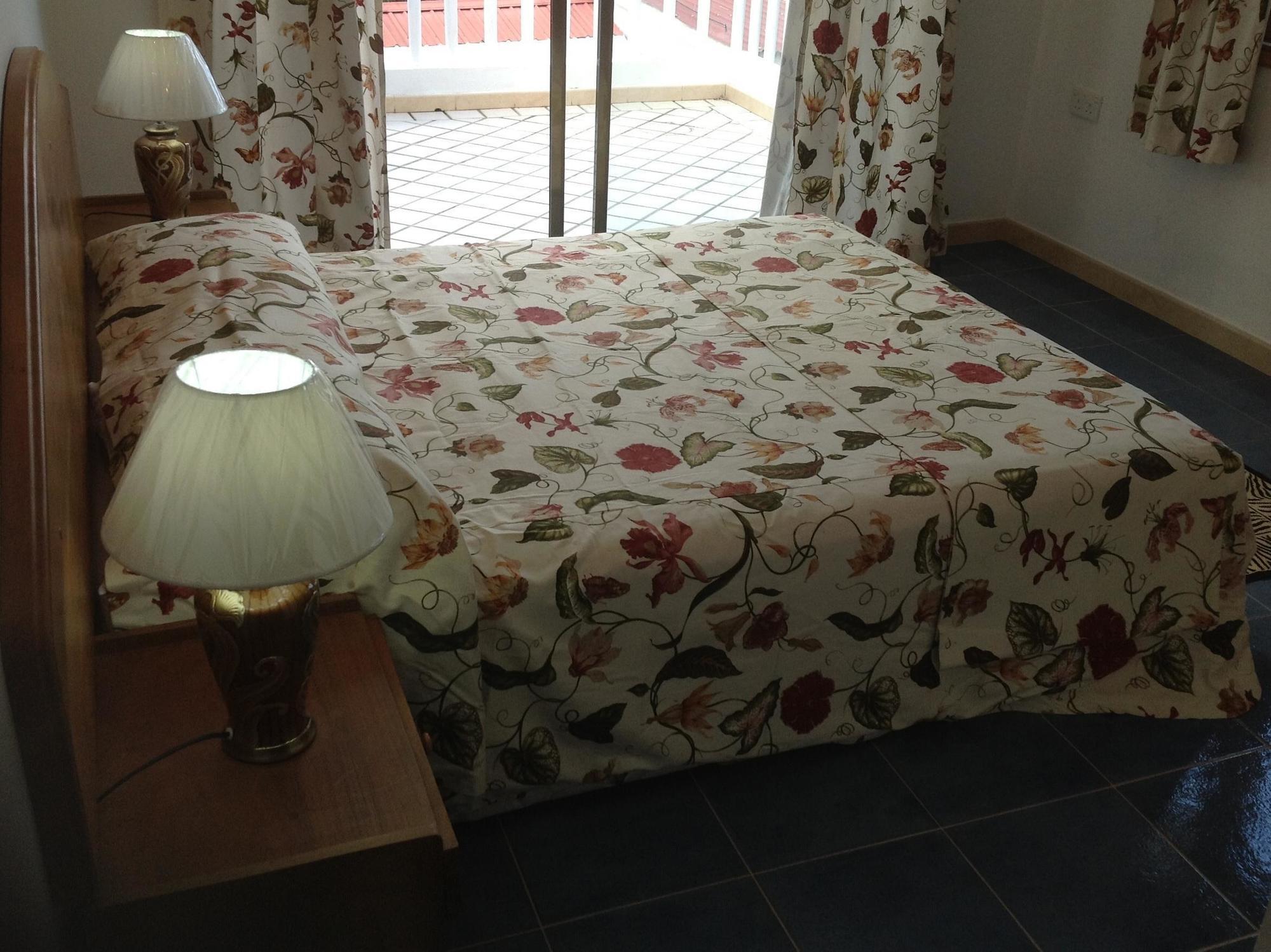 Cavern Apartments Baie Sainte Anne Luaran gambar