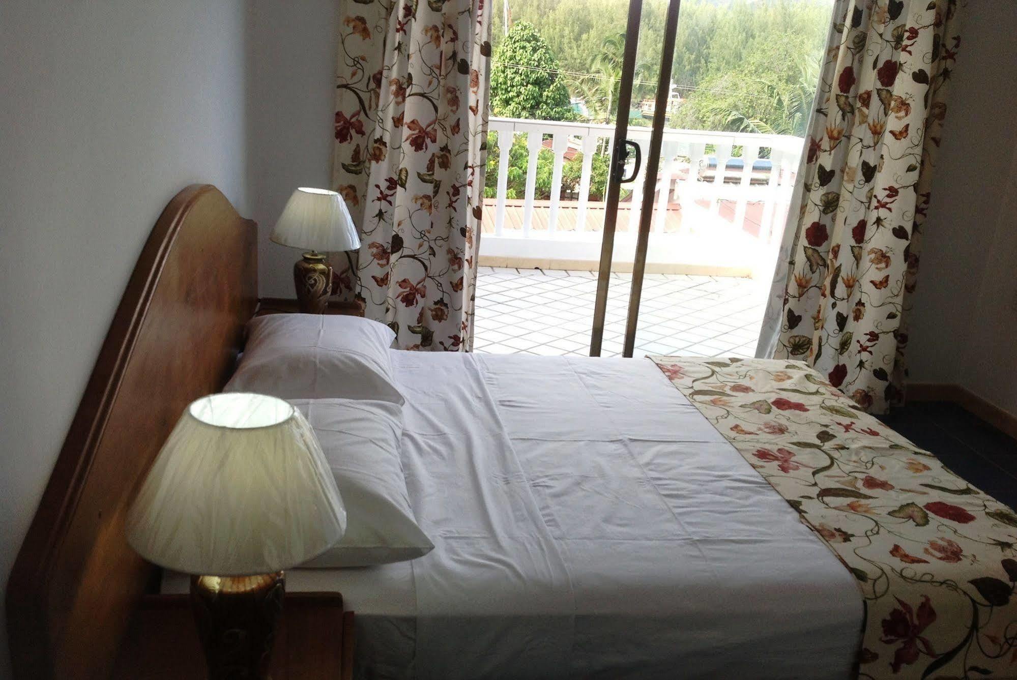 Cavern Apartments Baie Sainte Anne Luaran gambar